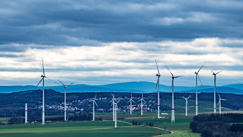 Neue Windkraftanlagen müssen in Sachsen künftig 1.000 Meter Abstand zu Siedlungen haben - in der Regel.