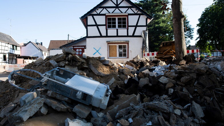 Ein aktuelles Foto aus dem Hochwasser-Krisengebiet im Westen Deutschlands. Die Schäden sind kaum zu überblicken. Das markierte Haus, muss abgerissen werden. Die Stadt Kamenz will für die Opfer spenden, um die Not nach der Katastrophe etwas zu lindern.