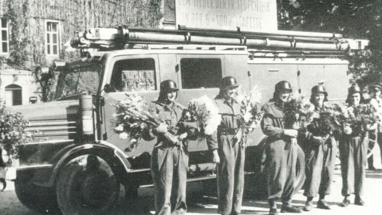 Sportlich: Die Freiwillige Feuerwehr posiert nach dem Sieg in der 5x100-Meter Staffel bei der DDR–Meisterschaft 1956 vor dem Riesaer Rathaus. Damit verbunden war ein Löschfahrzeug LF 15 im Wert von 48.000 Mark.