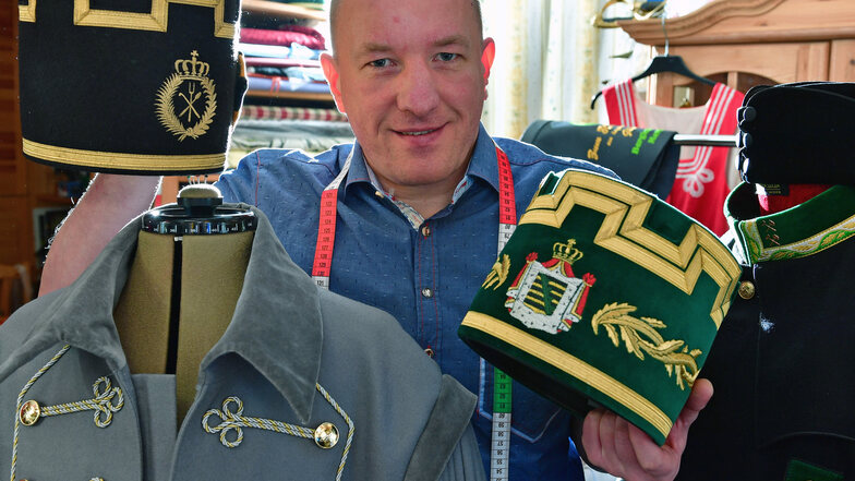 Der Maßschneidermeister Markus Seiler zeigt in seiner Marienberger Werkstatt Bergkittel und Hüte, die zum festlichen Habit getragen werden.