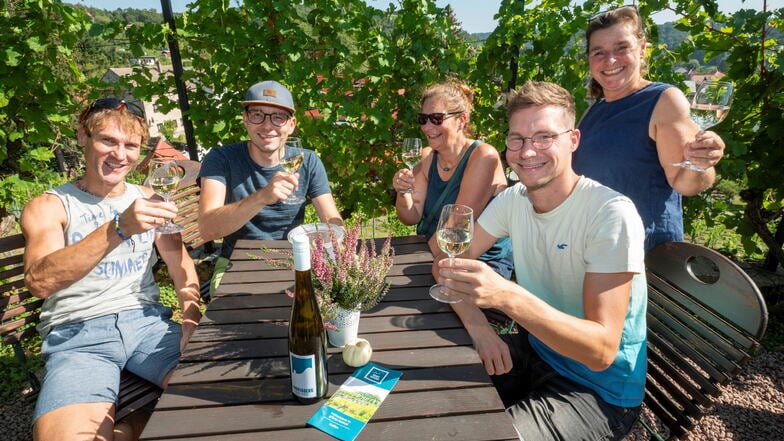 In Meißen bot Winzerin Anja Fritz (r.) einer Freundesgruppe aus Pirna, Dresden und Radebeul ein Glas der Weißwein-Sorte „Marias Glück“  an.