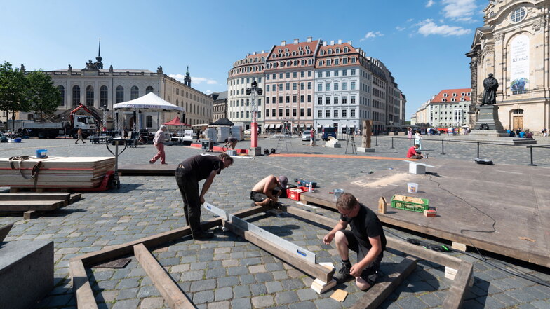 Am Freitag hat der Aufbau des Palaissommers auf dem Dresdner Neumarkt begonnen.