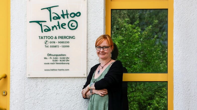Tattoo-Tante Josephine Petau vor ihrem neuen Studio in Friedersdorf an der Hauptstraße.