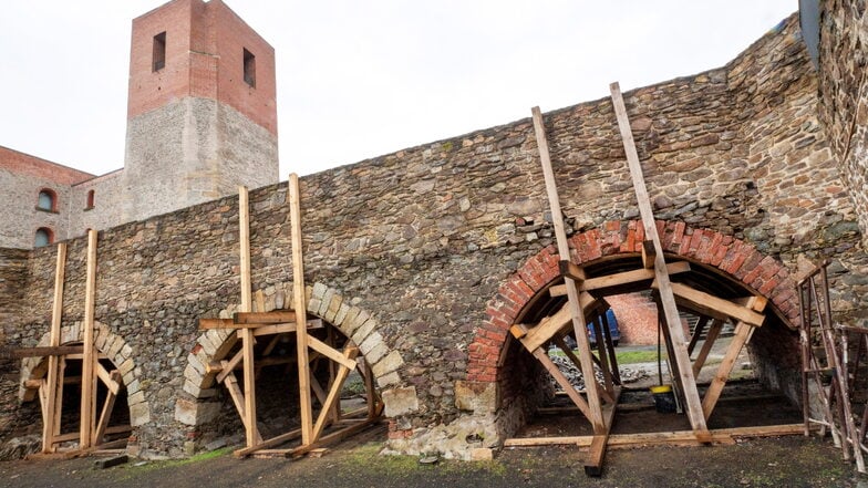 Die Schlossbrücke in Großenhain wird derzeit mit großem Aufwand saniert. Sie ist eins von 65 Bauwerken, für die die Stadt Großenhain zuständig ist.