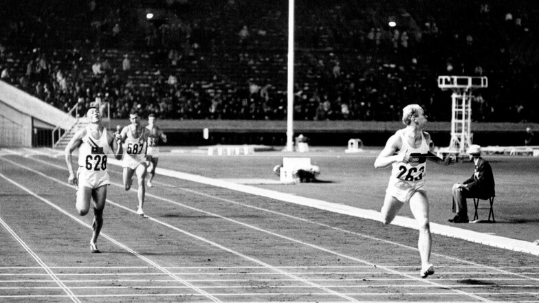 Willi Holdorf (r.) gewinnt bei den XVIII. Olympischen Spielen von Tokio den 400-m-Lauf der Zehnkämpfer in 48,2 s. Hinter ihm laufen (v.l.n.r.) der Taiwanese Yang Chuan-Kwang, der Schweizer Werner Duttweiler und Michail Storoschenko aus der UdSSR.