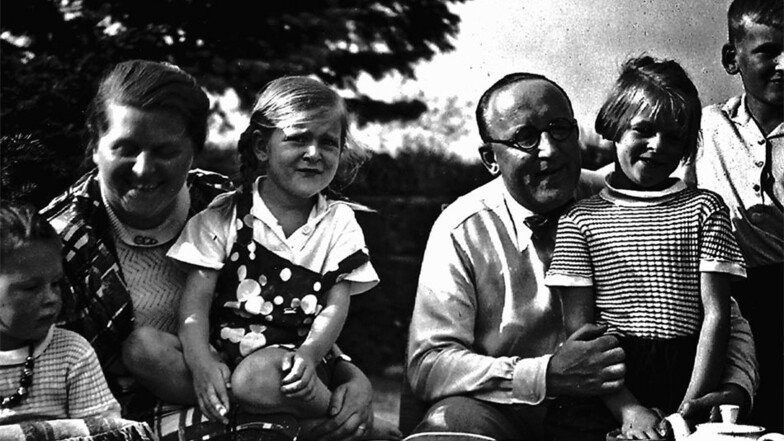 Familienglück im Sommer 1934: Charlotte und Fritz Schminke mit ihren Kindern Helga, Erika, Gertraude und Harald.