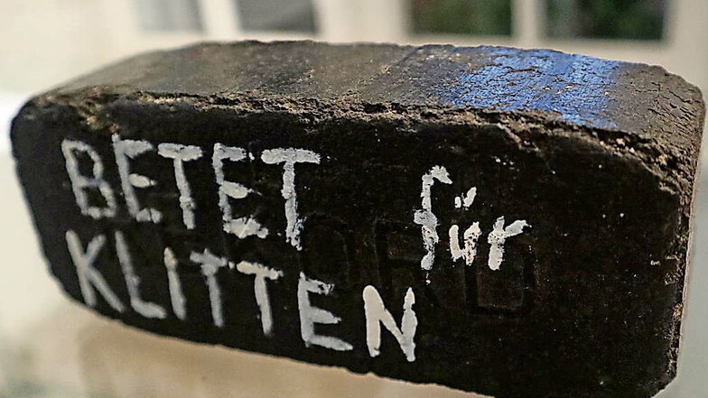 Die Junge Gemeinde schrieb damals "Betet für Klitten" auf Kohle-Briketts und verteilte sie im Juni 1989 auf dem Kirchentag der Evangelischen Kirche im Görlitzer Kirchengebiet.
