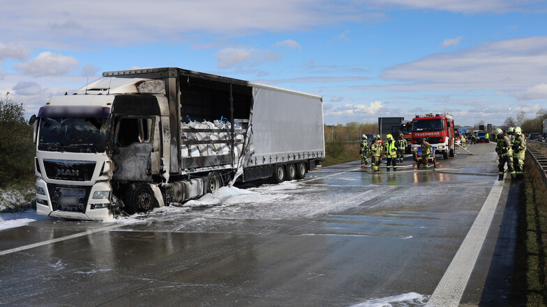 Mit Schaum und Wasser gingen die Feuerwehrleute gegen den brennenden Lastwagen vor.