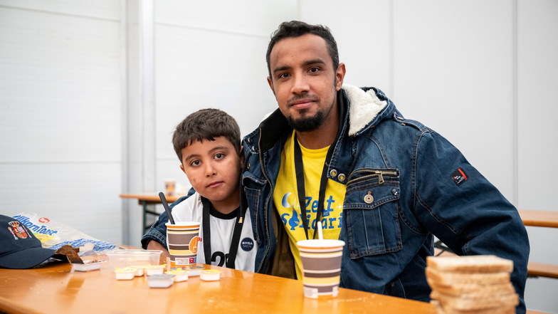 Mansour El-Dschaber (r) und sein Sohn Abd El-Rauuf aus Syrien sitzen im Ankunftszentrum am ehemaligen Flughafen Tegel.