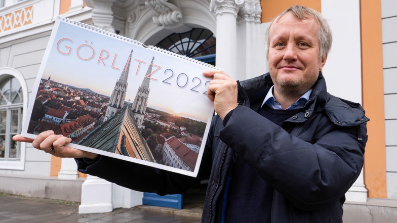 Der Görlitzer Fotograf Nikolai Schmidt brachte einen Görlitz-Kalender für 2022 heraus. Erhältlich ist der Jahresplaner im DDV-Lokal im Napoleonhaus (hinten) am Obermarkt.