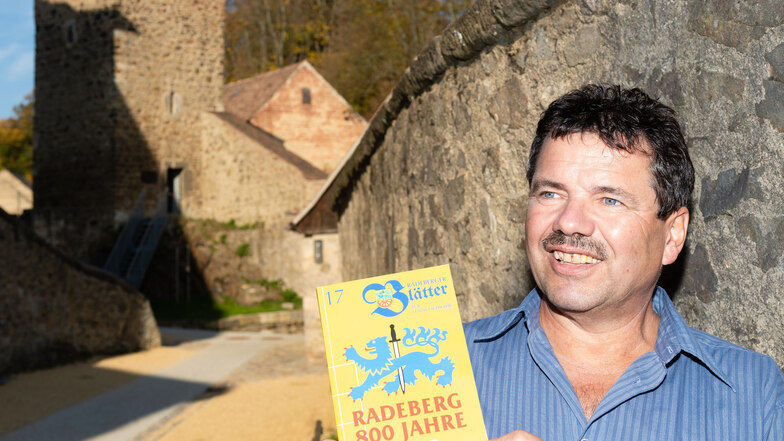 Der Radeberger Gert Schöbel mit einem Exemplar der Radeburger Stadtblätter.