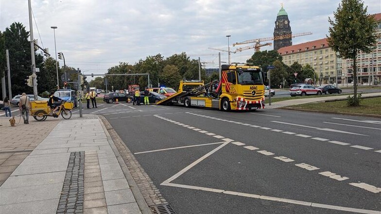 Während die Unfallwagen am Pirnaischen Platz abtransportiert wurden, gab es auf dem nahen Georgplatz schon den nächsten Unfall.