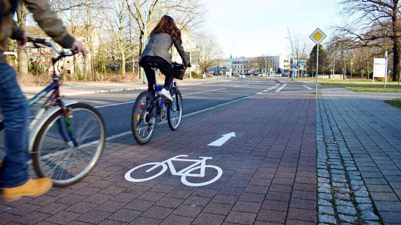 Hoyerswerda ist Fahrradfahrerstadt. In der ebenen Kernstadt sind die Wege kurz. Doch Radfahrern graut es bereits vor dem Winter. Denn seitens der Stadt ist Winterdienst auf den Radwegen nicht vorgesehen.