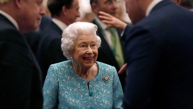 Queen Elizabeth II. werde sich auf medizinischen Rat hin die nächsten Tage ausruhen und nicht wie geplant nach Nordirland reisen, teilte der Buckingham-Palast am Mittwochmittag mit.