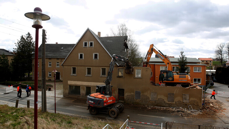Am Freitag haben Abrissarbeiten an einem Haus in Bretnig begonnen. Teile davon drohten auf die Straße zu stürzen.