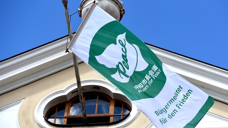 Diese Fahne - hier 2019 in Löbau - hängt am 8.Juli auch am Kamenzer Rathaus. Sie ist Zeichen eines weltweiten Bündnisses.