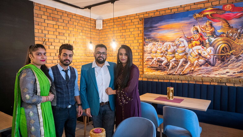 Das Team des neuen indischen Restaurants "Namaste India" auf der Dresdener Straße, v.l.n.r.: Annika Sharma, Koch Soun Beniwat, Chef Jatinder Singh Kainth und Inderjeet Kahr Kainth.