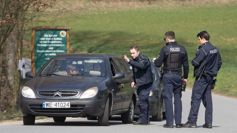 Polizisten kontrollieren einen Autofahrer in der Nähe von Rathen in der Sächsischen Schweiz. 