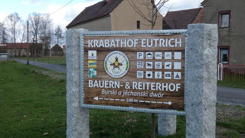 Seit Jahresbeginn weist eine Info-Tafel auf den Krabathof in Eutrich hin. Die zur Hofanlage führende Straße soll in diesem Jahr instandgesetzt werden.