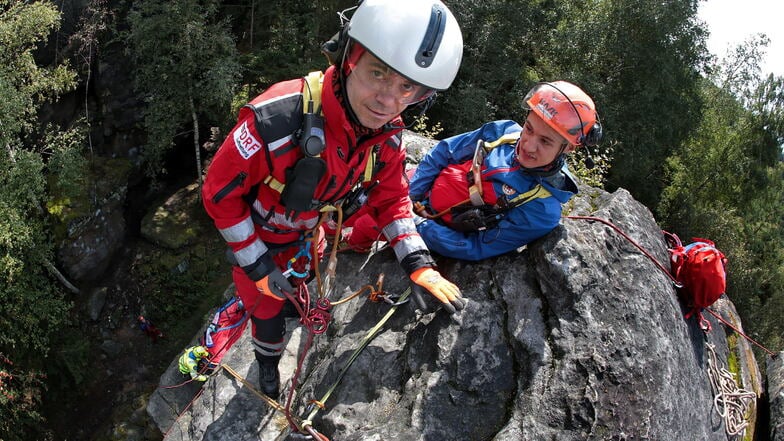 Rettungsarzt Peter Trägner vom Klinikum Dresden Friedrichstadt (li.) und Jan-Joseph Jeschke von der Bergwacht Pirna (re.) auf dem Gipfel Gendarm.
