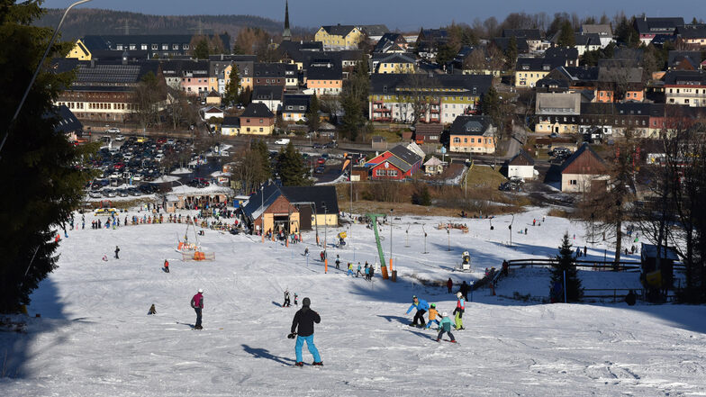 In Altenberg haben die Lifte wieder geschlossen. In den vergangenen Wochen war dort auf Kunstschnee noch Skifahren und Rodeln möglich.