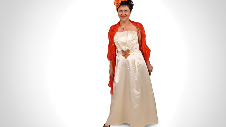 Für Irina Zaiser ist es der erste Semperopernball. Das champagnerfarbene Kleid dafür mit orangen Farbnuancen hat sich die Dresdnerin selbst designt und genäht.