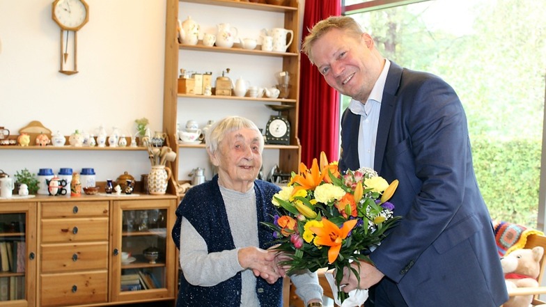 Johanna Marie Vetter feierte am Samstag mit ihrer Familie ihren 100. Geburtstag. Am gestrigen Montag schauten Bürgermeister Harry Habel und ASB–Geschäftsführer Peter Großpietsch (hier im Bild) vorbei, um nachträglich zu gratulieren.