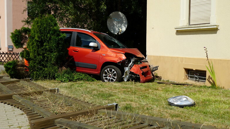 In Großpostwitz durchbrach eine Autofahrerin erst einen Zaun und landete dann an einer Hauswand.
