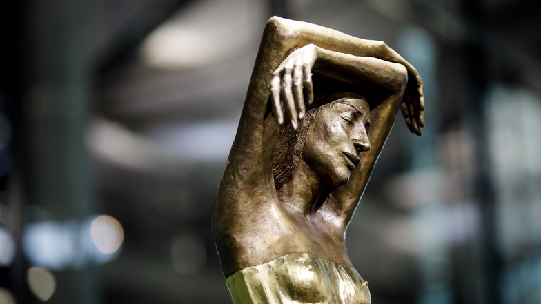„Die Träumende“, eine vergoldete Bronzestatue von Malgorzata Chodakowska.