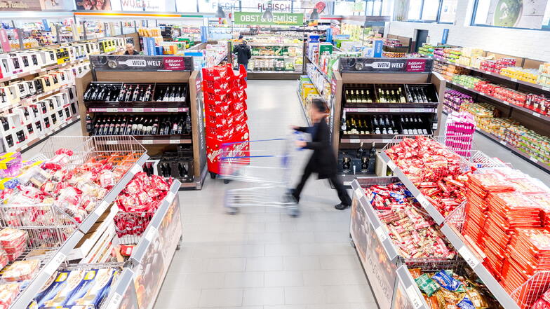 Fast zwei Drittel der Menschen in Mitteldeutschland haben laut der Studie das Gefühl, dass „alles teurer“ geworden sei - und passen ihr Einkaufsverhalten an.