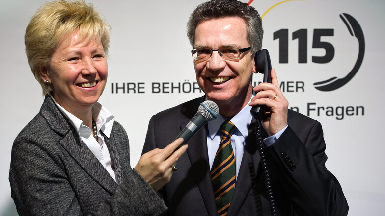 Zur Einführung der 115 vor acht Jahren machten Helma Orosz und Thomas de Maiziere Werbung für das Behördentelefon.