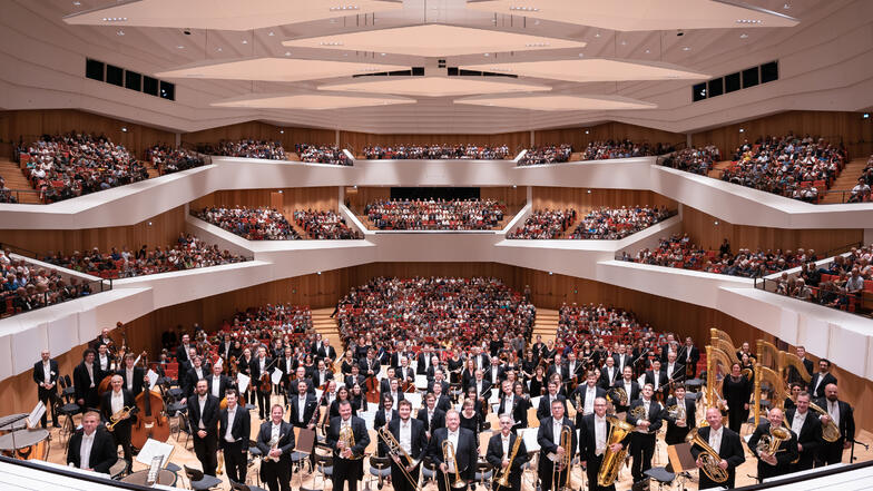 Das Orchester der Dresdner Philharmonie im großen Saal des Dresdner Kulturpalastes 2019.