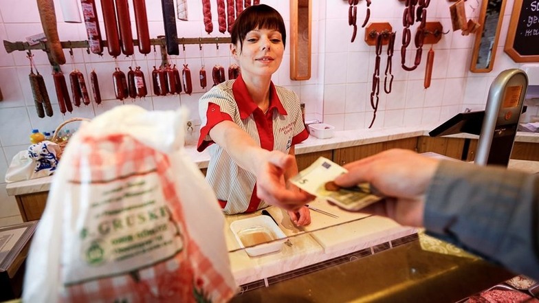 „Das macht 5 Cent extra, bitte.“ Linda Gruske, Verkäuferin in der gleichnamigen Fleischerei am Obermarkt, kassiert seit Jahresanfang eine zusätzliche Tütengebühr.Fotos: Nikolai Schmidt