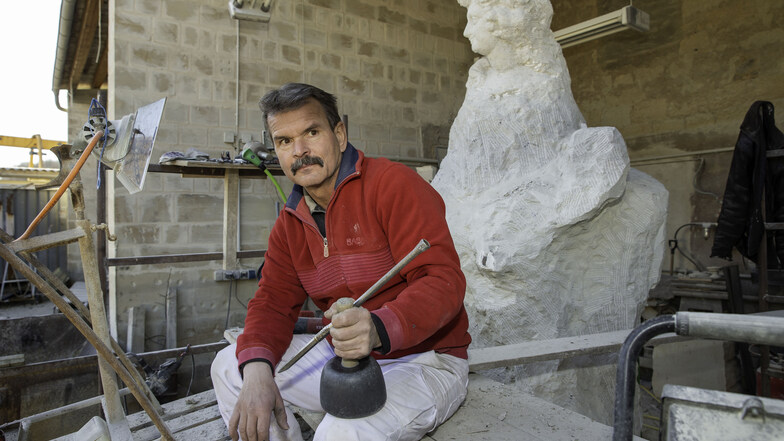 „Wenn es so läuft, gefällt mir das.“ Heino Lembcke, 60, ist der Spezialist fürs Figürliche bei den Sächsischen Sandsteinwerken in Pirna. Zurzeit arbeitet er an der Muse Polyhymnia fürs Potsdamer Landtagsschloss.