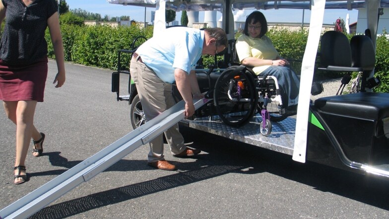 Nachdem der Rollstuhl von Cindy Tobias im Parkmobil sicher befestigt ist, entfernt Ulrich Klinkert die Rampen. Nun kann die Erkundungstour für die Hoyerswerdaerin beginnen.