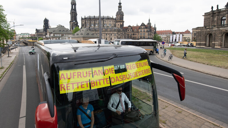 Mit Appellen rollten die Reiseunternehmer durch die Altstadt: "Aufruf an die Regierung: Rettet bitte das Busgewerbe."