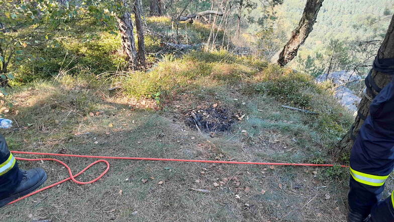 Oberhalb des Brandherdes fanden Feuerwehrleute und Nationalparkwacht eine illegale Feuerstelle, von der der Brand ausgegangen sein dürfte.