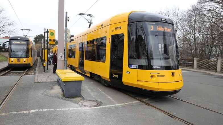 Erster "Besuch" in Coschütz: Eine der neuen Straßenbahnen ist als Linie 3 unterwegs.