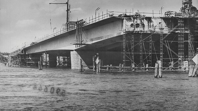 Das Hochwasser der Elbe beeinträchtigt trotz großer Schwierigkeiten das Bauvorhaben an der Dr.-Rudolf-Friedrichs-Brücke nicht. Im 3 Schichtbetrieb wurden 10 Tage Planvorsprung erreicht. April 1970.