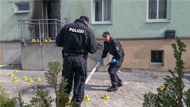 Polizisten sichern den Tatort an der Moschee.
