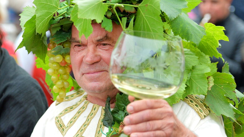 Mit Laubkrone und weißem Gewand kennt wohl jeder Herbert Graedtke vom Weinfest.