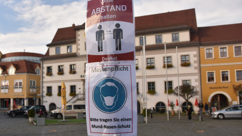 Maskenpflicht auch in Fußgängerzonen und weitere Regeln, mit denen die Ausbreitung des Coronavirus eingedämmt werden soll, stehen in der Allgemeinverfügung des Landkreises Bautzen. Die AfD-Fraktion im Kreistag erhebt dagegen Widerspruch.