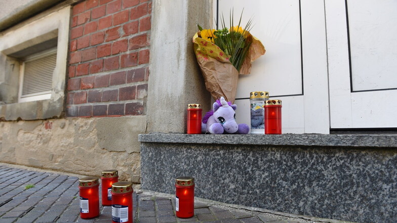 Nach dem Suizid von Sophie Kutscher in der JVA Chemnitz standen vor ihrem Wohnhaus in Hartha Blumen, Kerzen und ein Kuscheltier. Nun zweifelt der Vater an den Behörden.