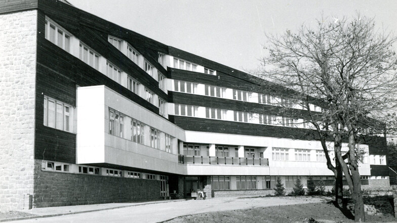 Bereit für die urlaubsbedürftigen Mitarbeiter der DDR-Geheimpolizei: das Ferienheim bei seiner Fertigstellung im Jahr 1978.