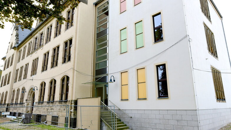 An der Fichte-Grundschule in Neugersdorf sollen jetzt auch die Außenanlagen erneuert werden. Geld dafür ist da, weil der Innenausbau günstiger wurde.