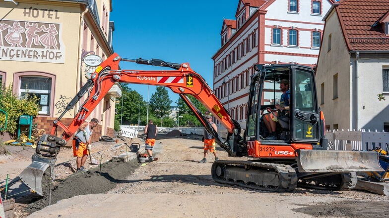 Zurzeit wird die Leipziger Straße im Bereich zwischen der Weststraße und Care Palace gebaut. Weil der Verkehrsteiler verlegt wird, kann der Gehweg verbreitert werden.