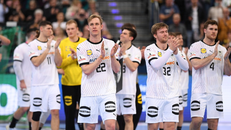 Deutschlands Marian Michalczik (M) und seine Mannschaftskollegen applaudieren nach dem Spiel.