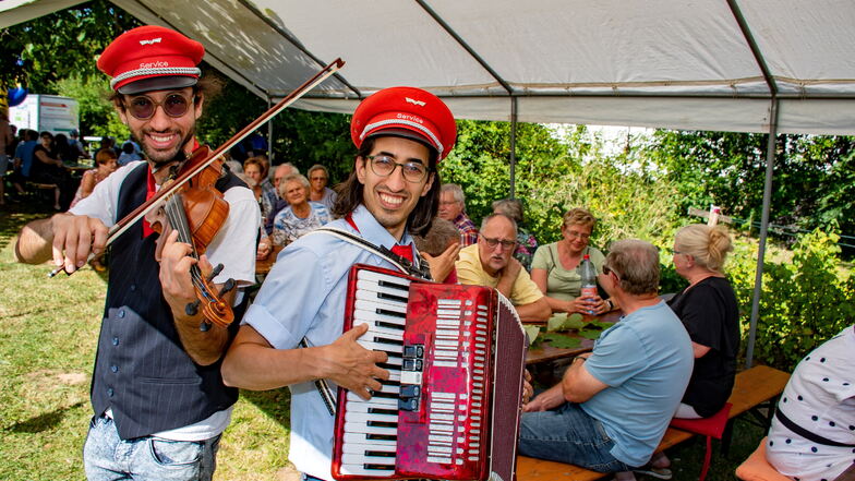 ,Alirrza Rismanchian und OferLowinger vom Team "Bahnhof Leisnig" spielten beim Lindenblütenfest in Ziegra Folkmusik aus der ganzen Welt.