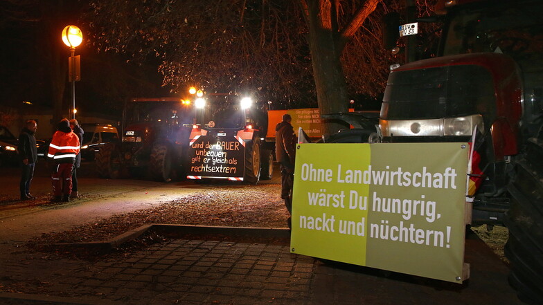 Landwirte protestierten auf dem Parkplatz der Mariba-Freizeitwelt in Neustadt gegen die Sparpolitik der Bundesregierung.