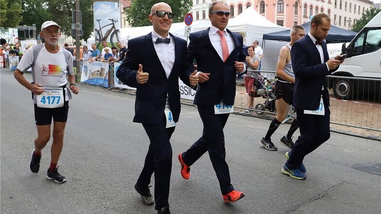 Im feinen Zwirn gingen diese drei Herren an den Marathonstart, Werbung für das Görlitzer Modehaus Schwind.